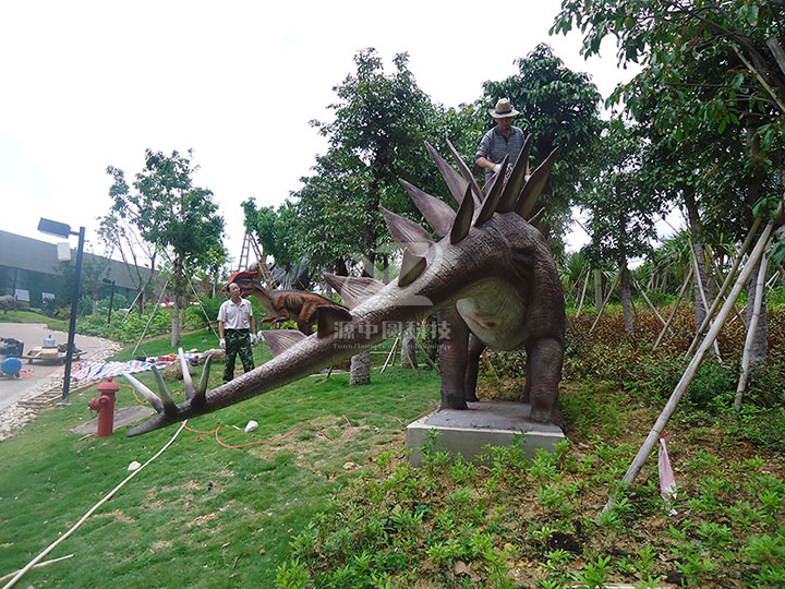 水泥雕塑劍龍制作，水泥恐龍制作